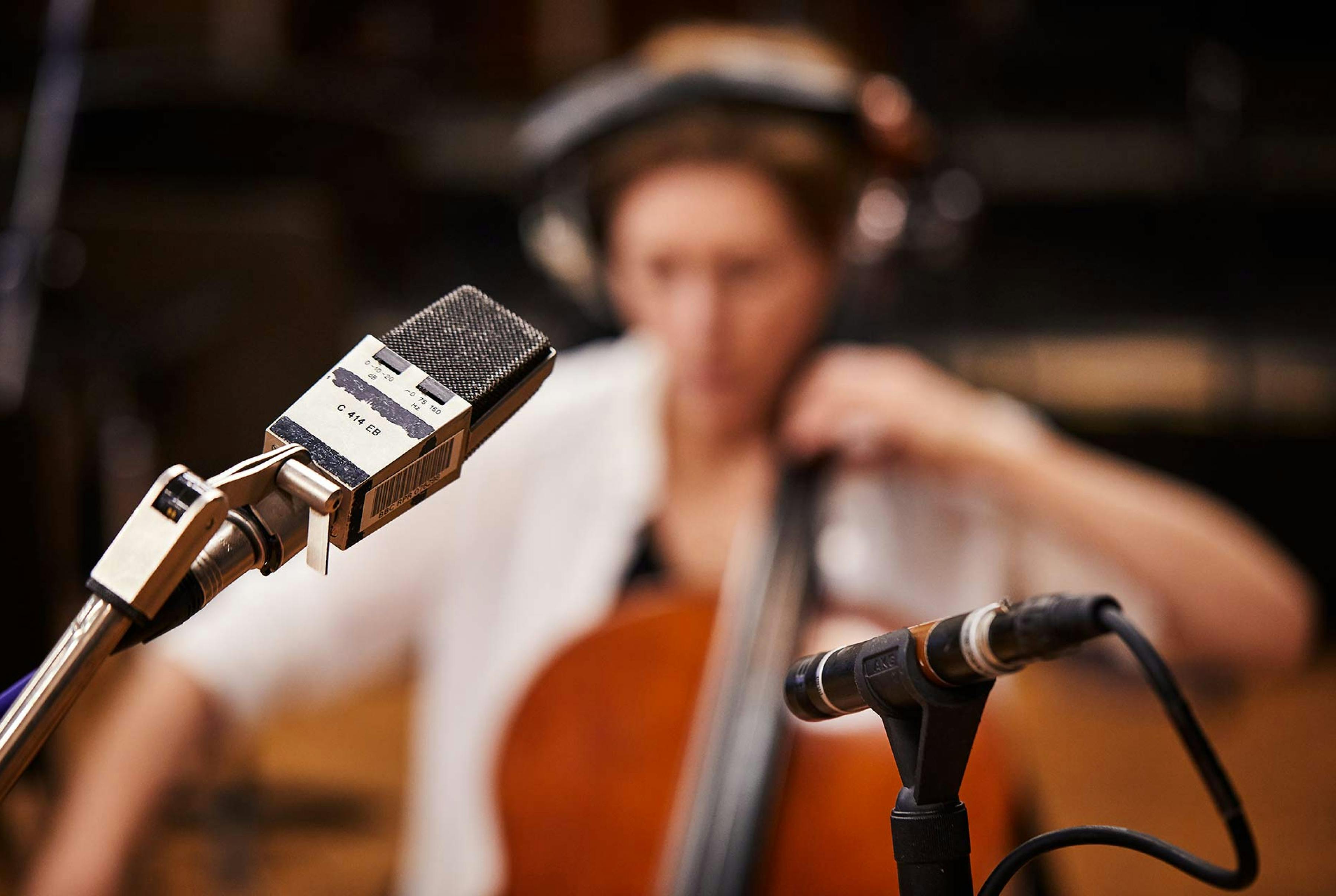 Microphone recording out of focus cellist